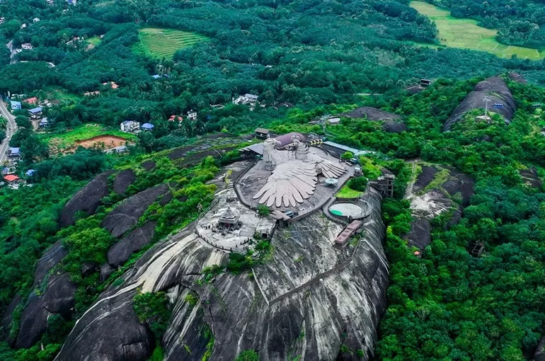 Kerala Weekend Getaway | Misty Hills & Calm Backwaters